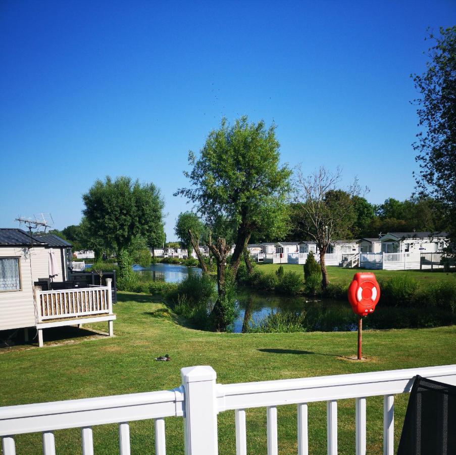 Lake Escape - Hoburne Cotswolds South Cerney Exterior foto