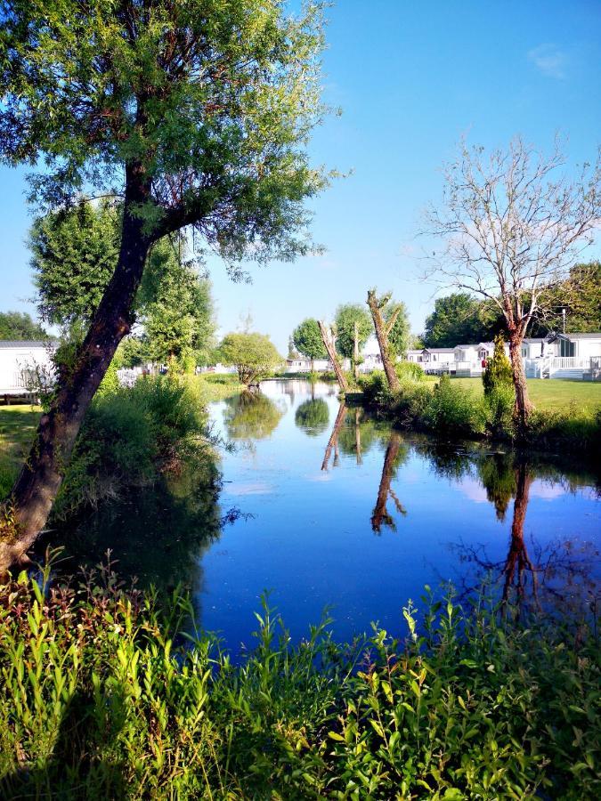 Lake Escape - Hoburne Cotswolds South Cerney Exterior foto